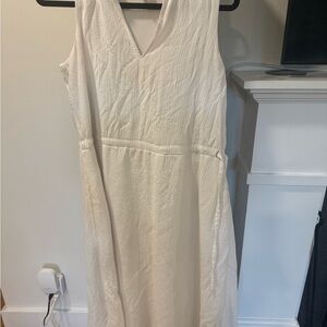 Anne Klein Ivory V-Neck Blouse Size 8. No defects.